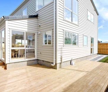 This modern 5-bedroom home offers space, comfort, and a great location - Photo 5