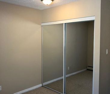 Amazing 2 Bedroom Top Floor Apartment!! - Photo 3