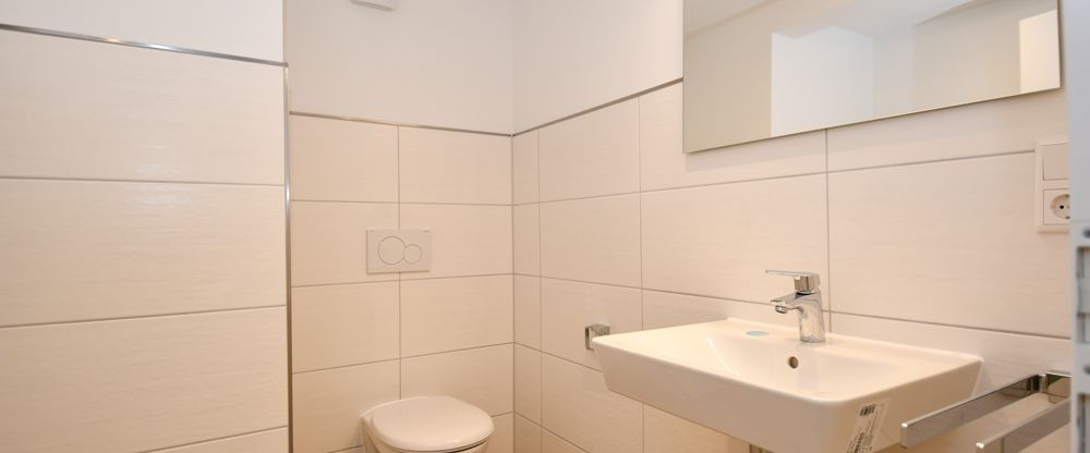 Lichtdurchflutete Maisonettewohnung mit Terrasse, hochwertiger Einbauküche und E-Ladestation - Photo 1