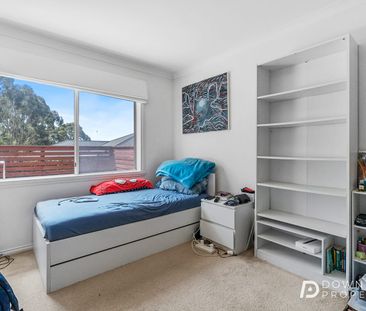 Modern Sun-Filled Villa with Private Deck and Quality Finishes in Q... - Photo 1