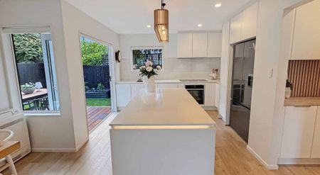 ST ALBANS - FOUR BEDROOM RENOVATED HOME IN GREAT SCHOOL ZONES - Photo 3