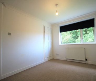 3 Bedroom House - Holland Gardens, Fleet - Photo 2