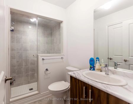 Townhouse For Lease | N8141234 - Photo 2