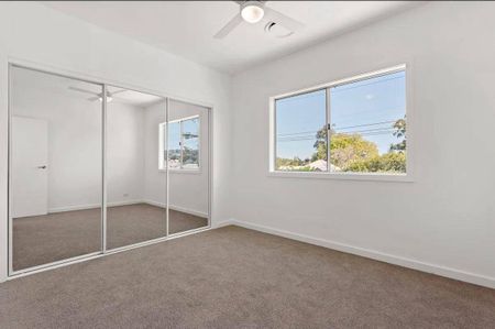 IMMACULATE TOWNHOUSE - Photo 3