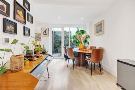 2 Bed Terraced House, Kempton Mews, E6 - Photo 3