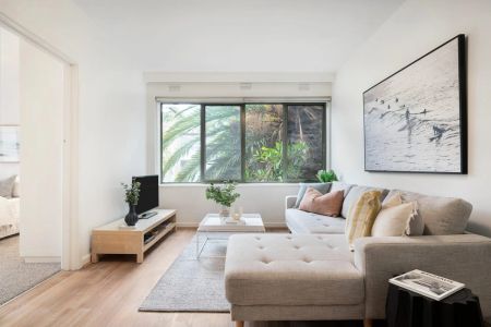 Elevated and sun filled Living - Photo 4