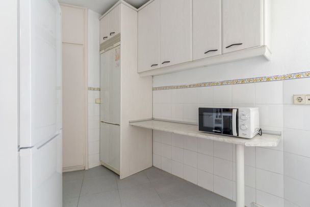 Spacious room on Avenida América with private terrace - Photo 1