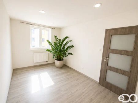 Příjemné bydlení v klidné lokalitě s výbornou dostupností služeb. - Fotografie 3