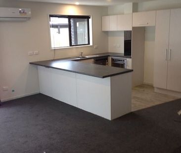 Private 3 Bedroom Standalone Townhouse With Garage - Photo 3