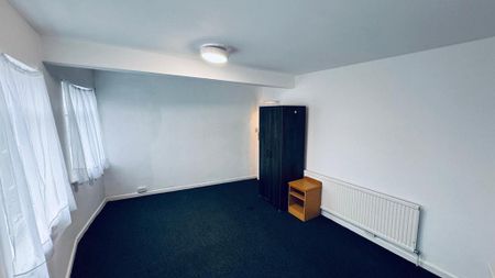 3 bedroom flat to rent - Photo 4