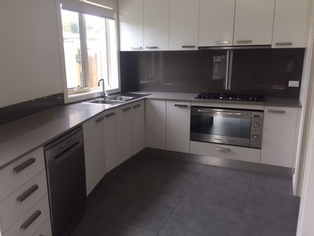 Modern Perfectly located 3 bedroom double storey townhouse with all the mod cons! - Photo 5