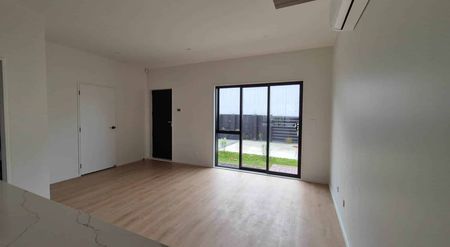 Stunning Build: 4-Bedroom Family Home in Sunny... - Photo 2