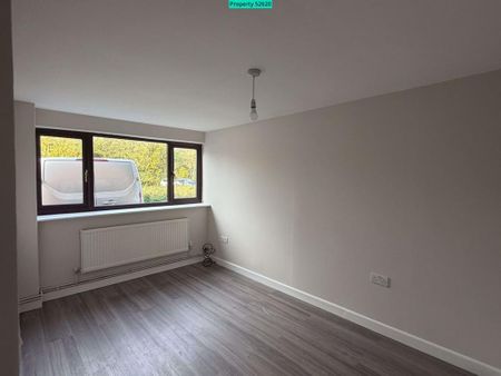 4 bedroom end of terrace house to rent - Photo 3