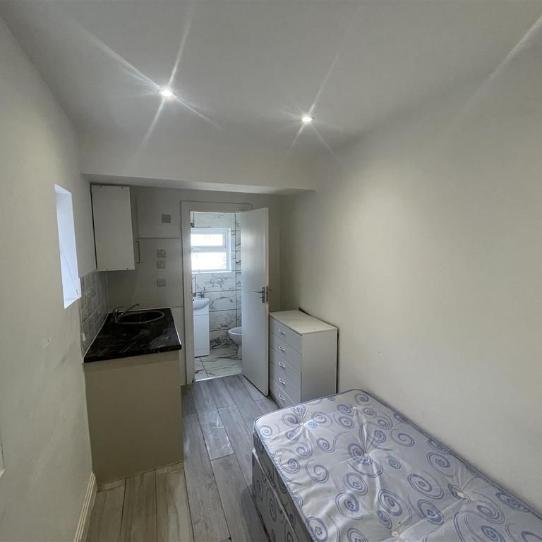 1 bedroom in a house share to rent - Photo 1