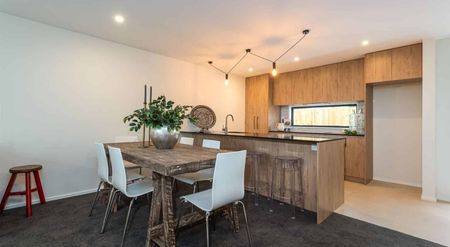 Immaculate Three-bedroom Townhouse - Photo 3