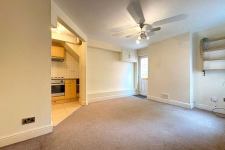 High Street, Aldershot, Hampshire, GU12 - Photo 5