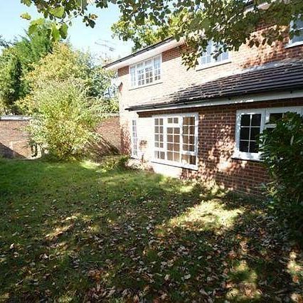 Bedroom Detached House In Cranleigh, GU6 - Photo 1