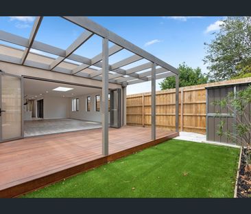 ONE OF A KIND! FIVE BEDROOM TOWNHOUSE! | FLARE REAL ESTATE - Photo 2