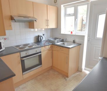 4 Bedroom Mid Terraced House - Photo 4
