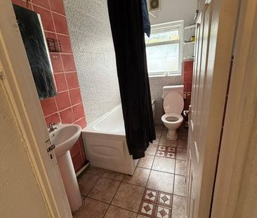 4 Bed Semi-Detached House, Francis Avenue, IG1 - Photo 6