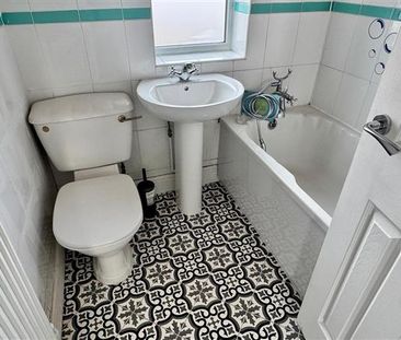3 Bedroom Semi-Detached House For Rent in Kirby Avenue, Chadderton,... - Photo 1