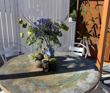 Quiet, Sun-Drenched Upstairs Retreat in Remuera - Photo 1