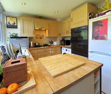 Moorholme, Woking, Surrey, GU22 - Photo 4