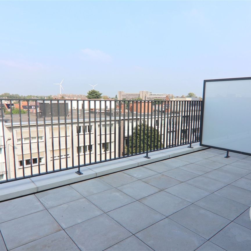 GESCHILDERDE PENTHOUSE IN HARTJE HASSELT MET 1 SLK + 2 TERRASSEN & PARKING - Photo 1