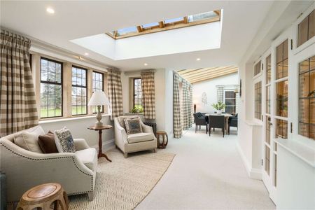 A magnificent Cotswold stone home on a private gated estate just outside the charming market town of Cirencester, with extensive leisure facilities and excellent road access. - Photo 4