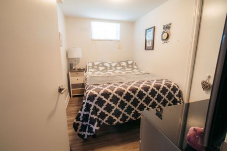 2 BEDROOMS LOWER UNIT IN ST. CATHARINES!!! - Photo 4