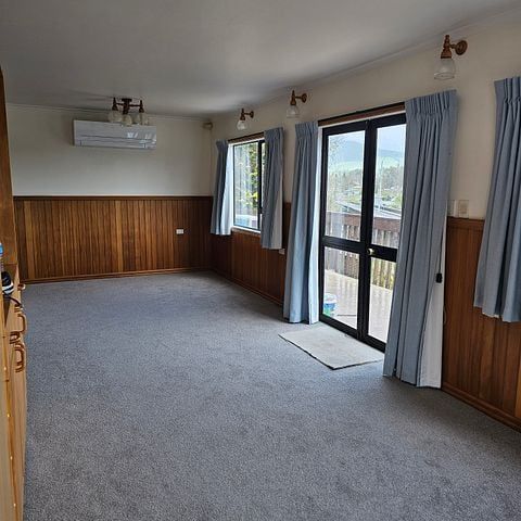 Charming 3-storey 5 bedroom Home w/ Deck & Garden! - Photo 1