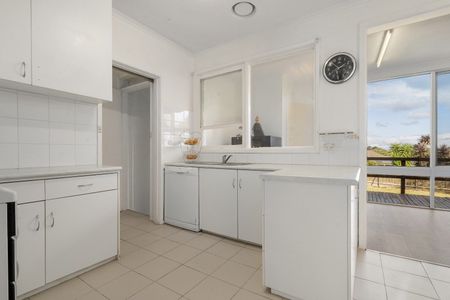 24 Simpson Drive, Mount Waverley - Photo 3