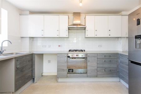 2 bed Apartment To Let - Photo 3