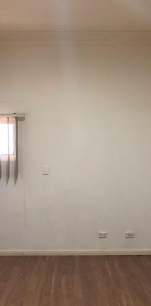 STUDIO room with your own personal bathroom! - Photo 1