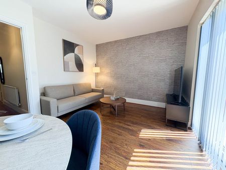 4 Bed Semi-Detached House, Edgewood Road, M9 - Photo 2