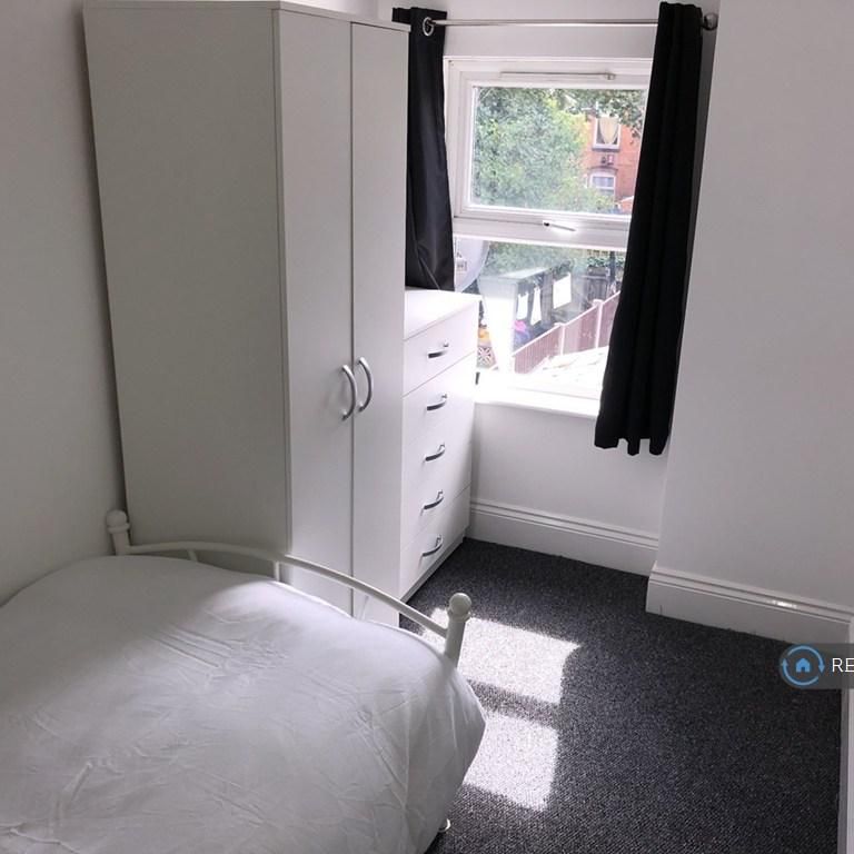 1 bedroom in a house share to rent - Photo 1