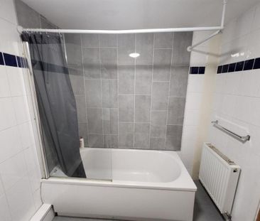 3 bedroom flat to rent - Photo 3