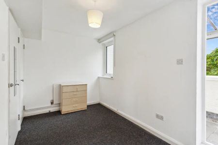 5 bedroom flat in Camden - Photo 4