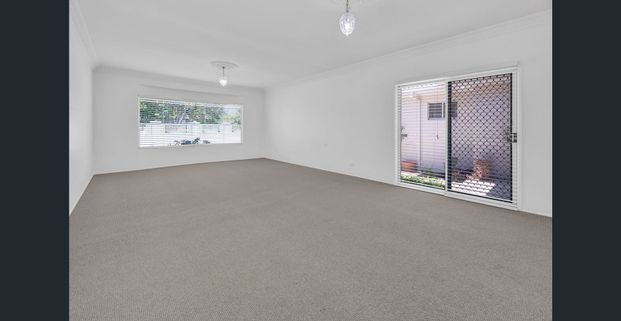 Spacious Family Home Just Metres from the Broadwater - Photo 1