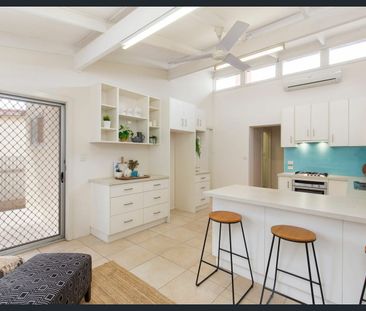Charming 2-Bedroom Cottage with Private Carport - Photo 6
