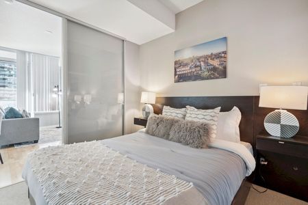 Bremner Boulevard - Photo 4