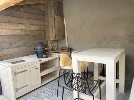 Gerenoveerd ongemeubeld herenhuis met drie slaapkamers en twee badkamers en een buitenruimte. Op wandelafstand van het centrum maar toch in een rustige buurt. In de nabijheid van scholen. - Photo 4