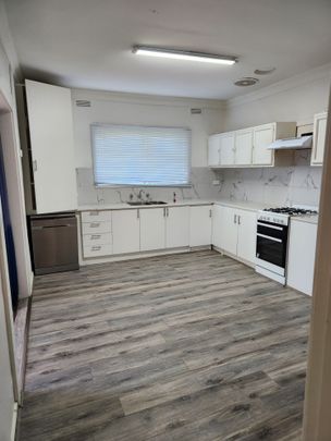 Noble Park - Photo 1