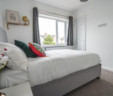 Spacious communal areas, with large drive and established garden - Photo 1