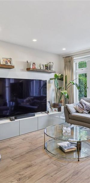 4 bedroom end of terrace house to rent - Photo 1