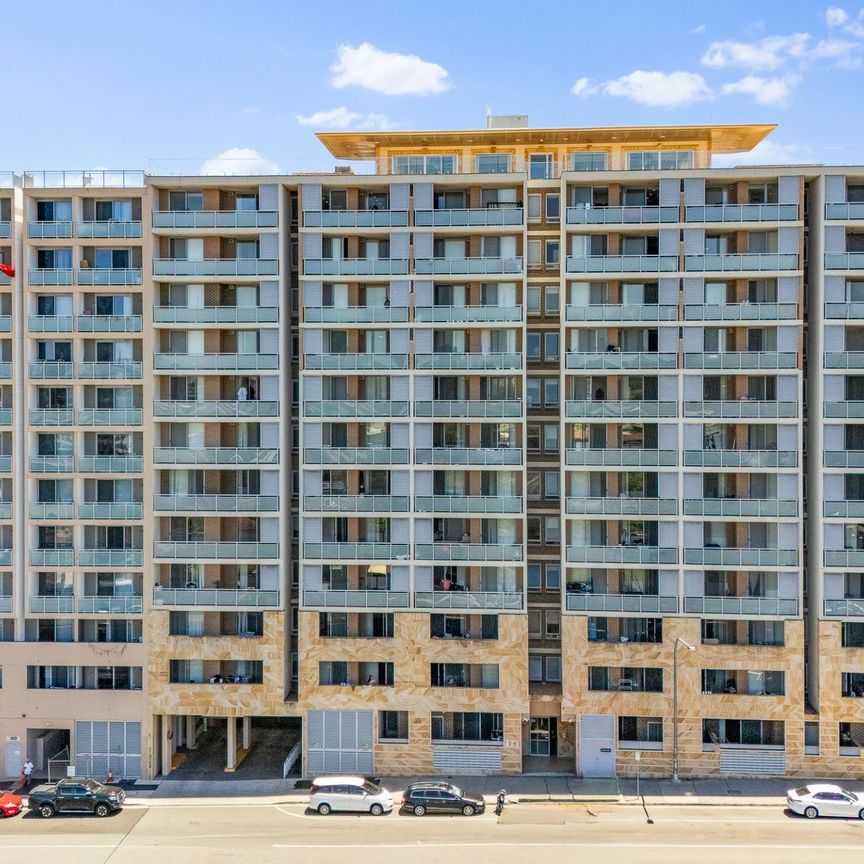 Ground floor, Prime location, Minutes Walk To Station And Shopping Centre!! - Photo 1