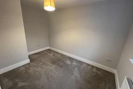 Lily Close - Photo 3