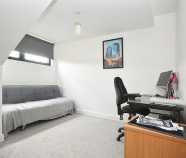 2 bedroom Flat To Let - Photo 2