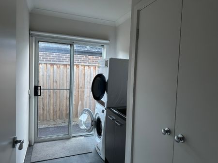 Cranbourne East - Photo 3