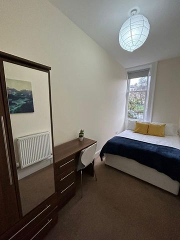 3 bedroom flat to rent - Photo 3